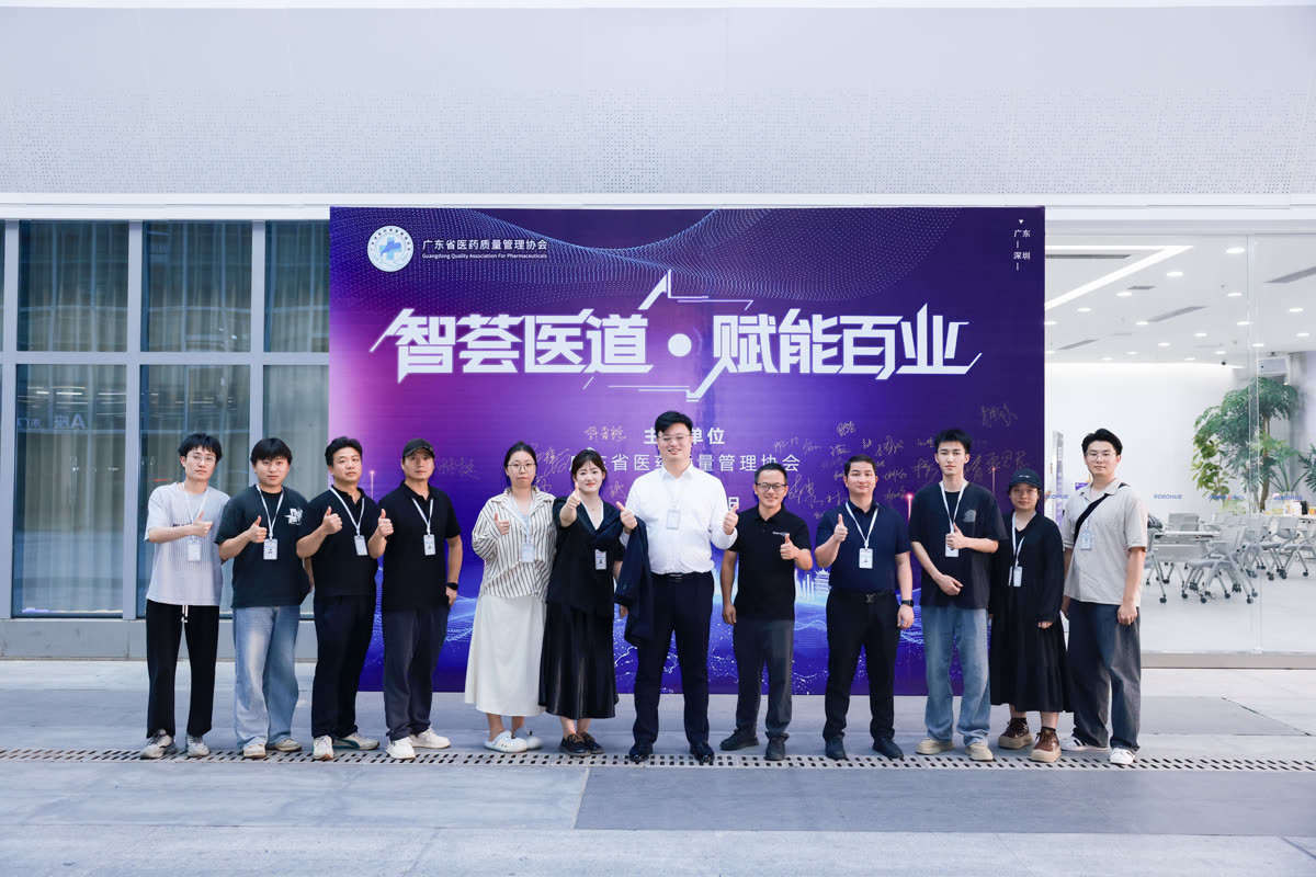 荣盈互动团队活动现场合影